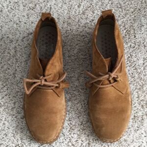 Hush puppies tan suede chukka boot, size 8